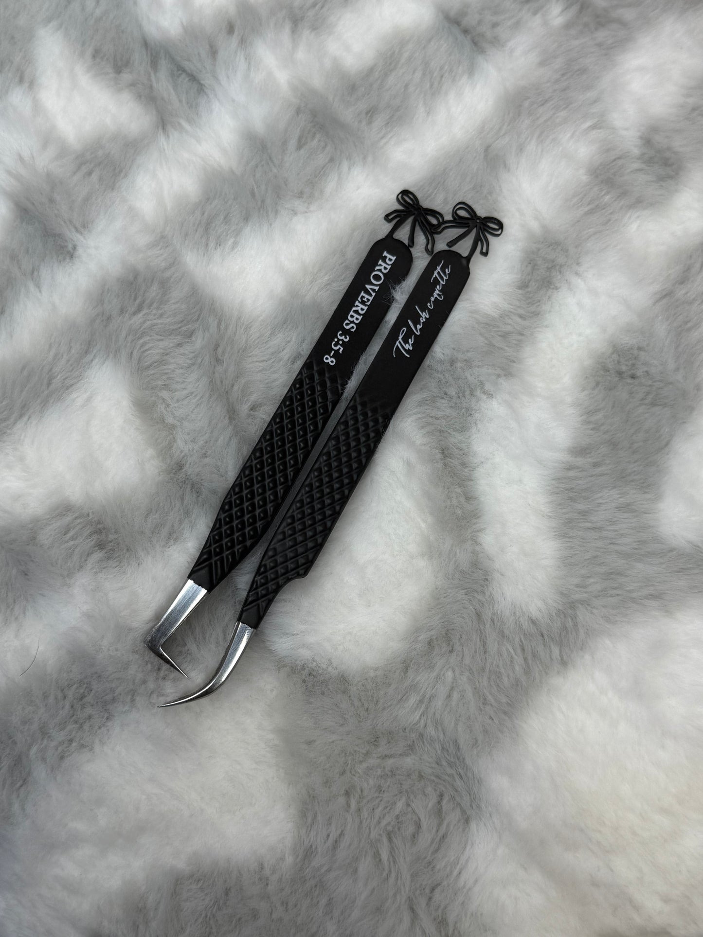 Black Coquette Tweezers 🖤 ( fiber tip )